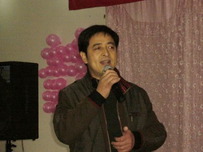 郁根荣助兴演唱